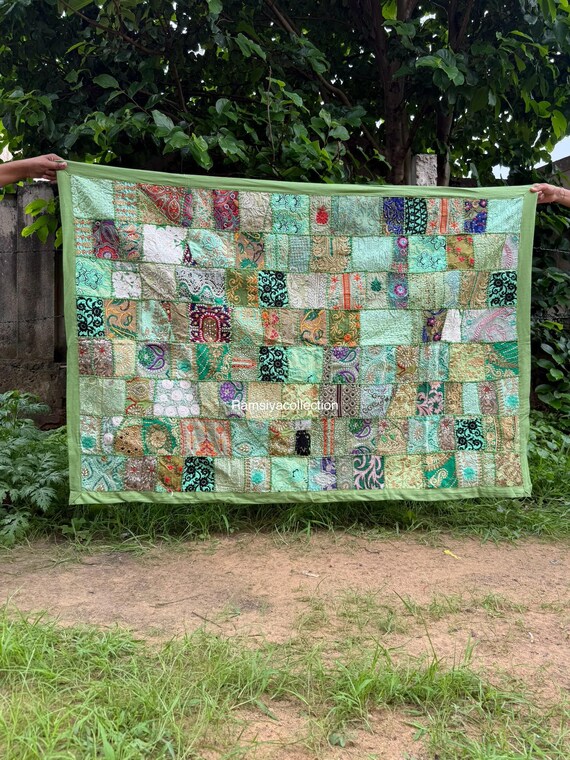 伝統的な重厚な刺繍が施されたインドの壁掛けハンドメイドサリー 伝統的な重厚な刺繍が施されたインドの壁掛けハンドメイドサリー