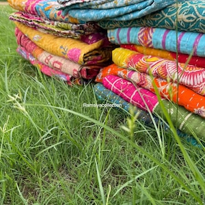 Edredón kantha de algodón vintage reversible hecho a mano en la India, manta multicolor, colcha kantha vintage Boho kantha, colcha gudari