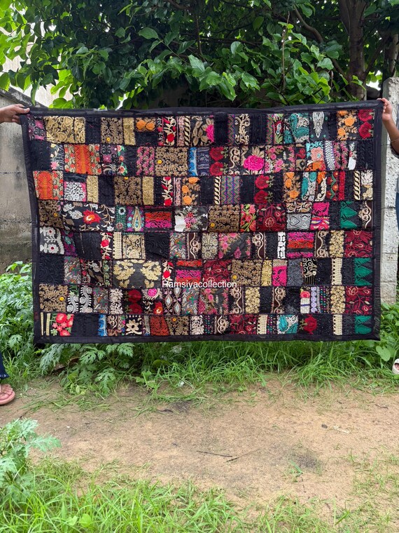 伝統的な重厚な刺繍が施されたインドの壁掛けハンドメイドサリー 伝統的な重厚な刺繍が施されたインドの壁掛けハンドメイドサリー