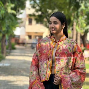 Kurze Vintage-Steppjacke aus Baumwolle (Kantha), handgefertigte Boho-Jacke mit Blumenmuster, kurzer Mantel aus recyceltem Sari, handgefertigte Damenoberbekleidung