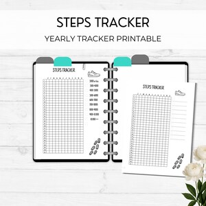 Pode incluir: Uma caneca de cerâmica branca com uma alça preta e o texto "But First, Coffee" em negrito preto. A caneca está sobre um fundo desfocado, sugerindo um ambiente acolhedor.