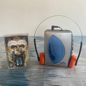 Sony Walkman FX-193 AM/FM Cassette Player – M. Jackson Cassette & Retro Earphones! Full Working