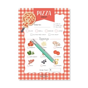 Könnte beinhalten: Ein Pizza-Bestellformular mit einem rot-weiß karierten Hintergrund. Das Formular enthält Optionen für Kruste, Größe und Beläge wie Peperoni, Pilze und Ananas. Ein türkisfarbener Bleistift liegt auf dem Formular. Die Worte "Pizza Shop" stehen oben.