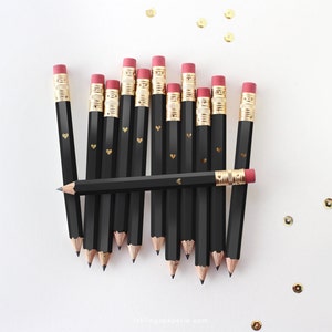 12 mini matite a forma di cuore in lamina nera e oro // Matite da gioco per feste di addio al nubilato o baby shower, mini matite, matite da golf, matite per matrimoni, bomboniere