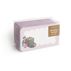 Puede incluir: Una caja de "Pocket Notes" con tapa lavanda y frente rosa claro. El frente presenta un borde en forma de nube, una pila de libros, un gato durmiendo y flores. También se ve el texto "INKLINGS" y "Set of 50".