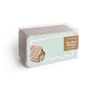 Puede incluir: Una caja de plástico transparente que contiene un juego de notas de bolsillo. Las notas tienen un fondo verde claro con un borde ondulado blanco y una ilustración de casa de jengibre. El texto "INKLINGS Pocket Notes Set of 50" está impreso en una etiqueta marrón.