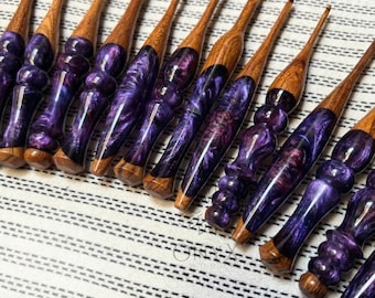 Juego de agujas de ganchillo Starlight Stitch: ganchos de madera con elegante resina púrpura en espiral.