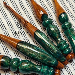 The Yarn Sculptor’s Signature – Stardust Resin & Wooden Crochet Hook Set for Artists Who Stitch the Universe