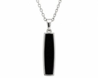 Può includere: Una collana color argento con un ciondolo rettangolare allungato caratterizzato da un inserto nero liscio e solido. Il ciondolo è sospeso a una catena a maglie color argento abbinata, creando un design verticale pulito e centrato.