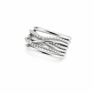 Puede incluir: Un anillo de plata de varias bandas que presenta una combinación de bandas lisas y pulidas y bandas con textura de cuerda trenzada que se superponen y entrelazan para crear una apariencia ancha y en capas con un acabado metálico.