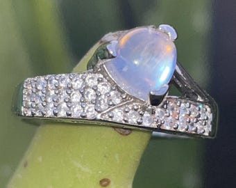 Anillo de plata de ley con piedra lunar arcoíris y corazón con circonitas