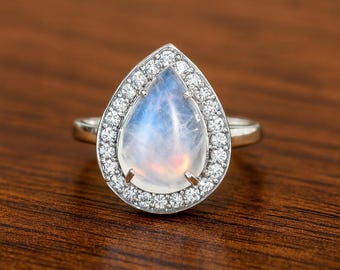 Anillo de piedra lunar arcoíris con corte de pera: una joya de plata de ley con un toque de distinción