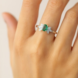 Natural Emerald Flower Ring, Sterling Silver Emerald Engagement Ring, Dainty Emerald Promise Ring May Birthstone Ring for Women gift for her