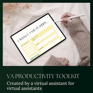 Könnte beinhalten: Ein digitaler Tablet-PC, der einen Wochenaufgabenplaner mit Abschnitten für Prioritäten und tägliche Aufgaben anzeigt. Der Text "WEEKLY TASK PLANNER" steht oben. Der Tablet-PC wird von einer Person mit einem Stift gehalten. Der Text unten lautet "VA PRODUCTIVITY TOOLKIT".