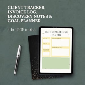 Può includere: Un tablet digitale mostra un modello di monitoraggio della comunicazione con il cliente con campi per data, riepilogo e azioni di follow-up. L'immagine mostra anche una penna, un taccuino e il testo "Client Tracker, Invoice Log, Discovery Notes & Goal Planner. 4-in-1 PDF toolkit."