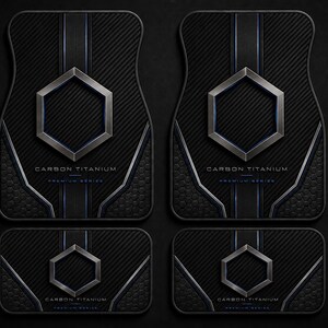 Pode incluir: Um conjunto de quatro tapetes pretos para carro com textura de fibra de carbono, um emblema hexagonal prateado metálico central e linhas de destaque azuis. O texto CARBON TITANIUM PREMIUM SERIES está impresso em branco e azul em cada tapete.