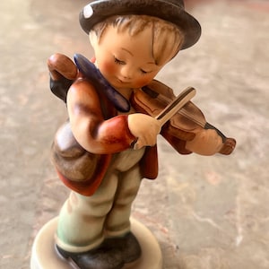 Stara figurka Hummel Little Fiddler: TMK-2 Full Bee, Goebel nr 4/0. Uszkodzona.