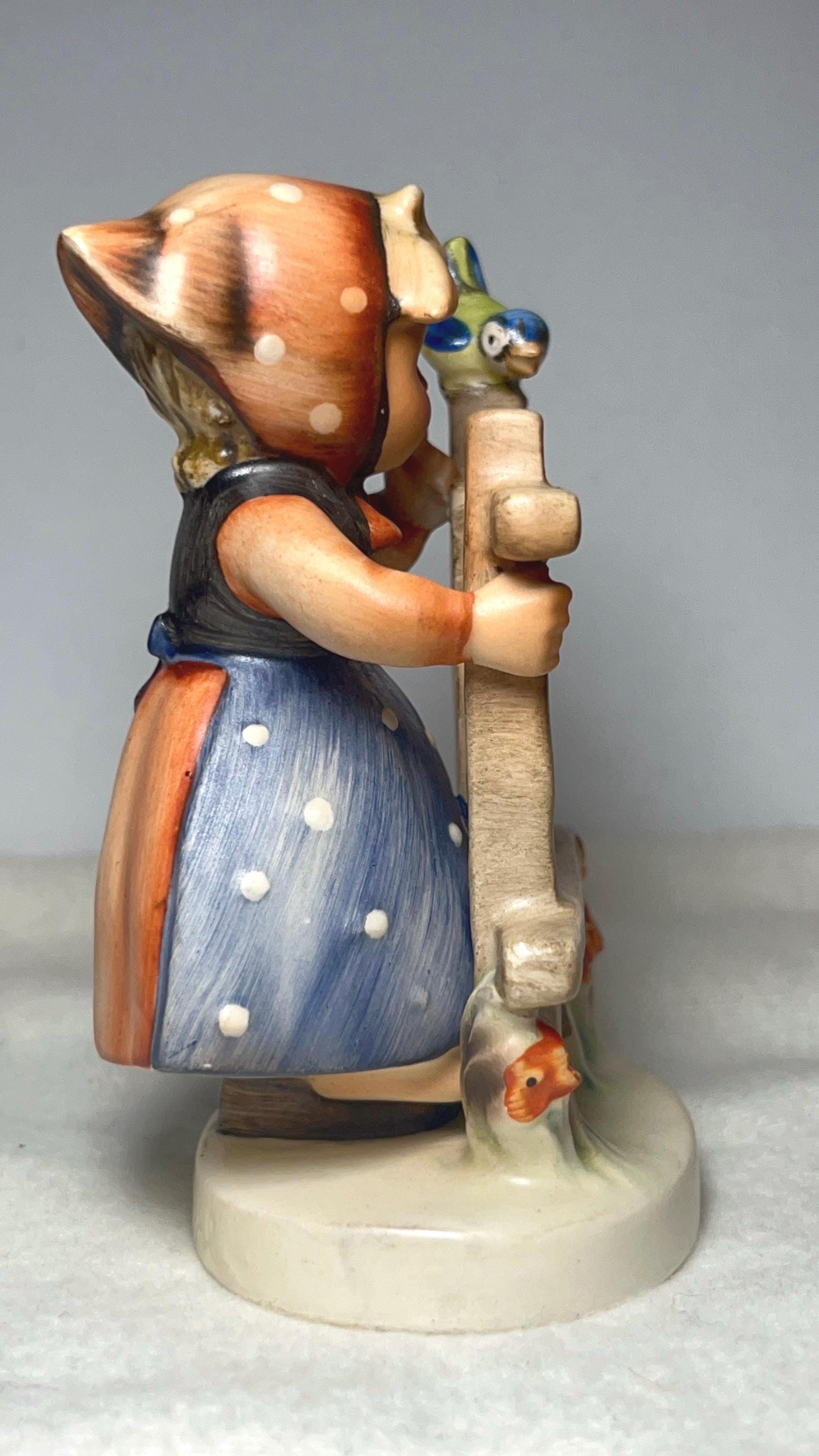 Vintage Hummel Figurine: 