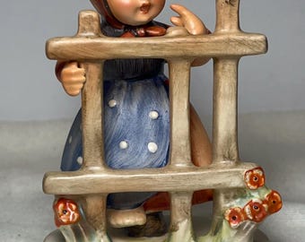 Vintage Hummel Figurine: 