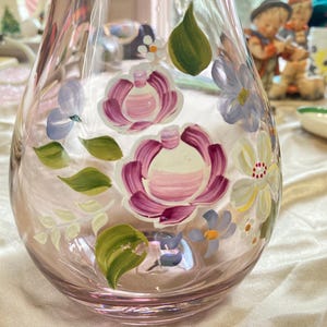 Handblåst rosa konstglasvas | Handmålad blomsterdesign | Inredning i lantlig stil