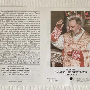 Könnte beinhalten: Eine gedruckte Karte mit einem Porträt von Padre Pio, einem Kapuziner, in religiöser Kleidung. Der Text in Englisch und Italienisch beschreibt sein Leben, seine Geburt 1887 und seine Heiligsprechung.