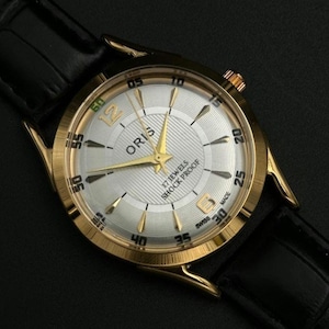 Reloj Oris ST96 mecánico vintage con esfera plateada, 17 rubíes y cuerda manual.