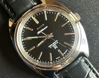 Reloj mecánico HMT Kohinoor vintage con esfera negra y 17 rubíes de cuerda manual.