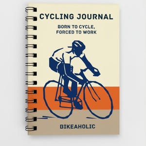 Puede incluir: Diario de ciclismo con espiral con el texto "CYCLING JOURNAL" y "BORN TO CYCLE, FORCED TO WORK". La portada presenta una ilustración azul y blanca de un ciclista en una bicicleta naranja. La palabra "BIKEAHOLIC" está en la parte inferior.