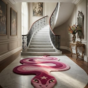 Peut inclure: Un grand tapis de forme libre représentant un serpent stylisé dans des tons de rose et de magenta. Le tapis présente une étoile marquée sur la tête du serpent, des yeux en amande et une langue noire bifide, posé sur un sol en marbre blanc.