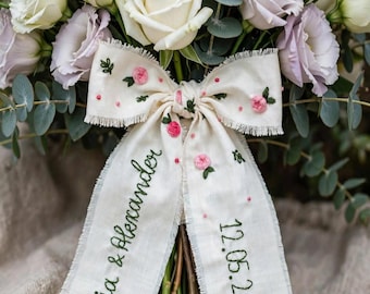 Gepersonaliseerd rood bloemenborduursel op het bruidsboeket, linnen bruidswikkel, lint met gerafelde rand, gepersonaliseerde namen en datum, bruidsgeschenk als aandenken