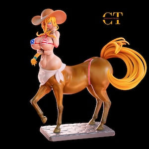 Peut inclure: Figurine d'une femme centaure aux cheveux blonds, portant un chapeau de cow-boy et un bikini avec un motif de drapeau américain. Le centaure a un corps de cheval avec une longue queue orange. La figurine est sur une base en forme de pierre.
