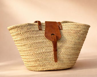 Handgewebter marokkanischer Einkaufskorb: Palmblatttasche mit Lederverschluss | Boho Strandtasche
