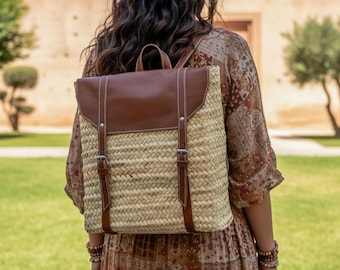 Handgeweven Marokkaanse strorugzak: boho-strandtas met leren riemen | Zomertas