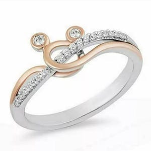 Anel com diamante de laboratório em formato de Mickey Mouse torcido, anel de noivado em ouro bicolor, anel com diamante de moissanita, anel estilo Disney encantado imagem 1
