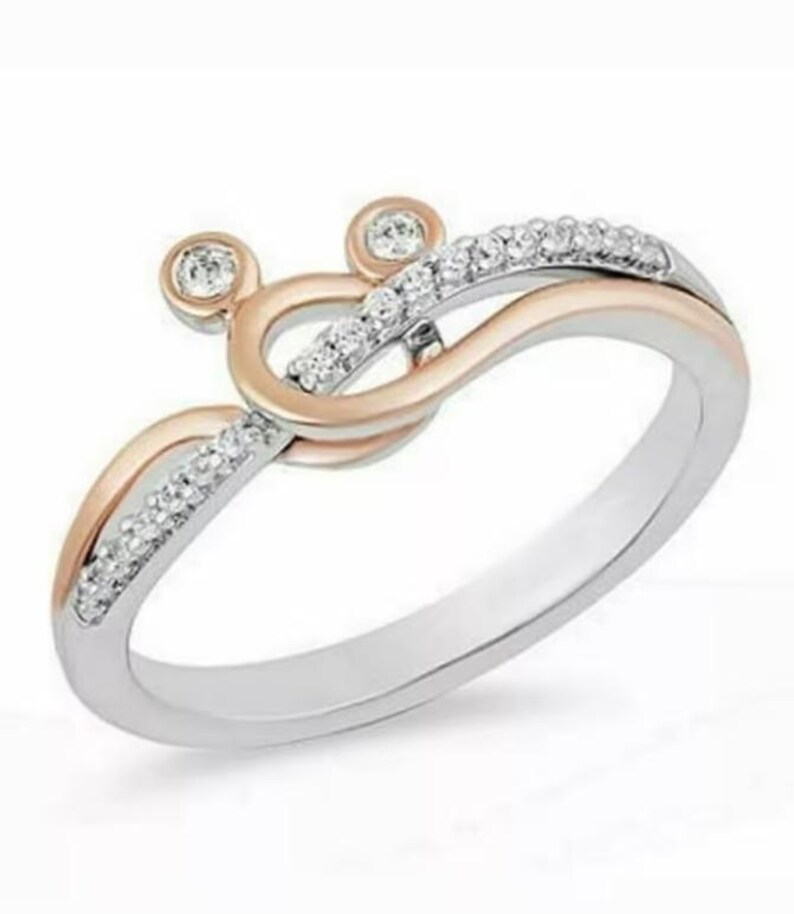 Anel com diamante de laboratório em formato de Mickey Mouse torcido, anel de noivado em ouro bicolor, anel com diamante de moissanita, anel estilo Disney encantado imagem 1