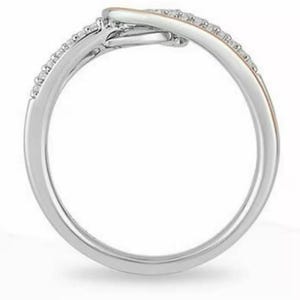 Pode incluir: Uma caneca de cer&acirc;mica branca com uma al&ccedil;a preta e o texto "But First, Coffee" em preto, em negrito. A caneca est&aacute; sobre uma superf&iacute;cie branca. A caneca tem aproximadamente 10 cm de altura.