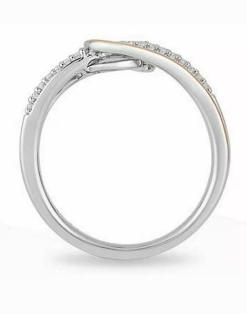 Pode incluir: Uma caneca de cer&acirc;mica branca com uma al&ccedil;a preta e o texto "But First, Coffee" em preto, em negrito. A caneca est&aacute; sobre uma superf&iacute;cie branca. A caneca tem aproximadamente 10 cm de altura.