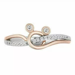 Anel com diamante de laboratório em formato de Mickey Mouse torcido, anel de noivado em ouro bicolor, anel com diamante de moissanita, anel estilo Disney encantado imagem 4