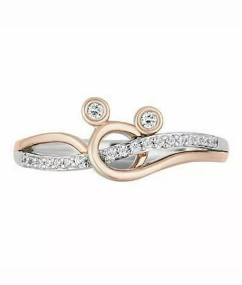 Anel com diamante de laboratório em formato de Mickey Mouse torcido, anel de noivado em ouro bicolor, anel com diamante de moissanita, anel estilo Disney encantado imagem 4