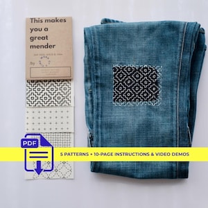 Könnte beinhalten: Blaue Jeans mit einem schwarz-weißen gestickten Patch. Das Bild zeigt ein Büchlein mit dem Text "This makes you a great mender" und Stoffmuster mit verschiedenen Stichmustern. Der Text "5 PATTERNS + 10-PAGE INSTRUCTIONS & VIDEO DEMOS" ist ebenfalls sichtbar.