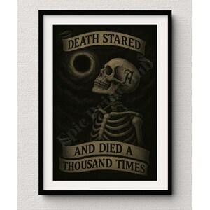 La morte fissò e morì mille volte Stampa scheletrica gotica / Arte ispirata al buco nero / Lettere in stile tatuaggio / Download digitale o incorniciata