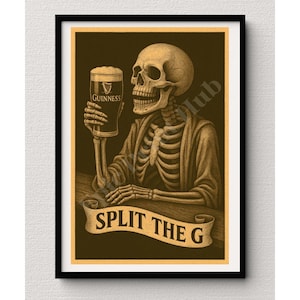 K&ouml;nnte beinhalten: Gerahmter Druck, der ein Skelett zeigt, das ein Pint Guinness h&auml;lt. Das Skelett sitzt an einer Bar, mit dem Text "SPLIT THE G" auf einem Banner. Das Kunstwerk hat eine Vintage-&Auml;sthetik in Sepia-T&ouml;nen.