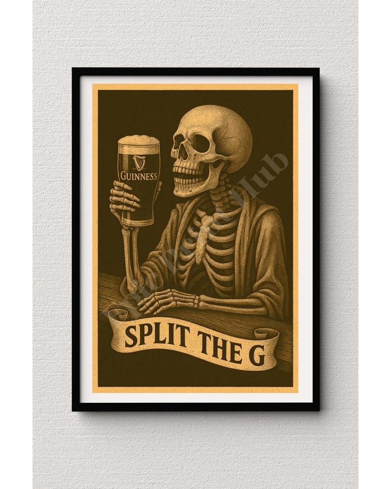 K&ouml;nnte beinhalten: Gerahmter Druck, der ein Skelett zeigt, das ein Pint Guinness h&auml;lt. Das Skelett sitzt an einer Bar, mit dem Text "SPLIT THE G" auf einem Banner. Das Kunstwerk hat eine Vintage-&Auml;sthetik in Sepia-T&ouml;nen.