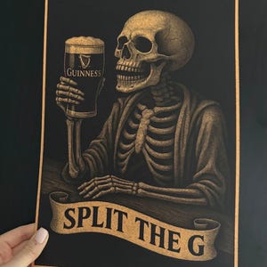 K&ouml;nnte beinhalten: Ein schwarz-goldener Druck, der ein Skelett mit einem Pint Guinness zeigt. Das Skelett sitzt an einer Bar, darunter ein Banner mit der Aufschrift "SPLIT THE G". Das Guinness-Glas ist mit dem Logo der Marke versehen.