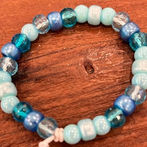 Pulsera Kandi Ocean Hues: joyería elástica de cuentas azules hecha a mano