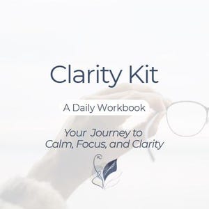 Może przedstawiać: Obraz przedstawia zeszyt ćwiczeń zatytułowany "Clarity Kit" z podtytułem "A Daily Workbook". Widoczny jest również tekst "Your Journey to Calm, Focus, and Clarity". Ręka trzyma okulary na miękkim, białym tle.