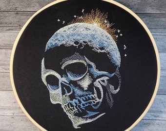 Art brodé tête de mort : lune et étoiles, cerceau de 20 cm (20 cm)