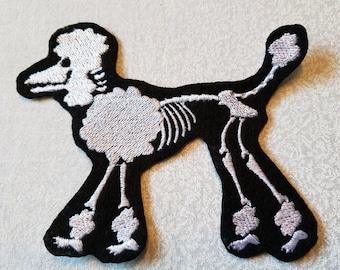 Parche bordado de caniche esqueleto: