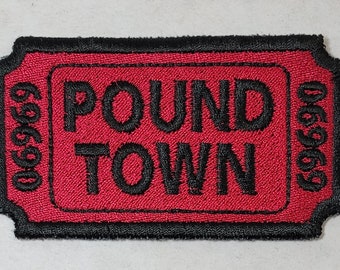 Könnte beinhalten: Roter und schwarzer gestickter Aufnäher mit dem Text "POUND TOWN" in einem Ticket-Design.