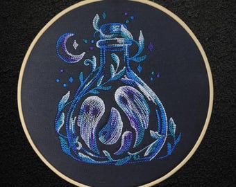 Arte bordado de fantasmas en una botella